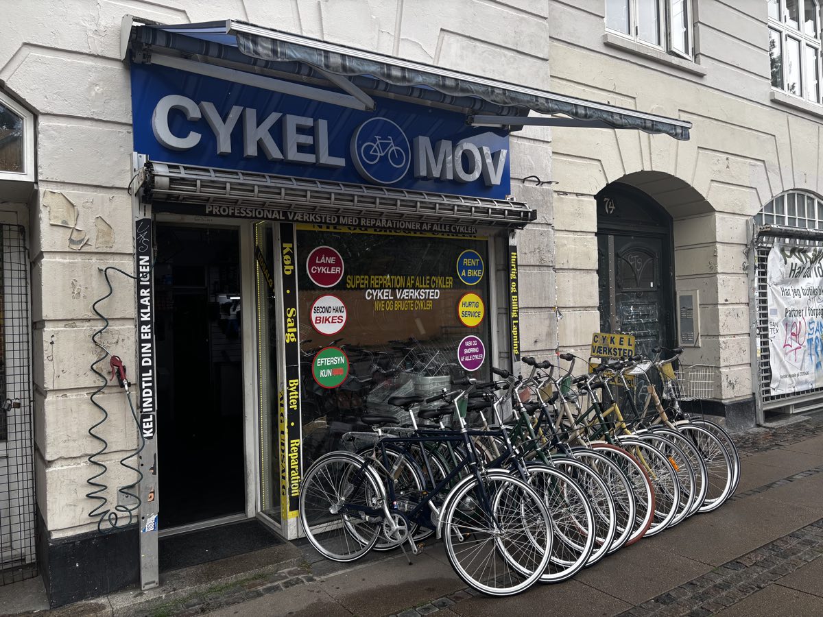 Cykelmovs facade på Nørrebrogade 74 med cykler på gaden