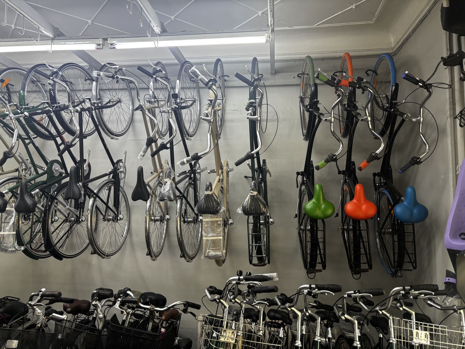 Cykler på væggen i Cykelmovs butik på Nørrebrogade