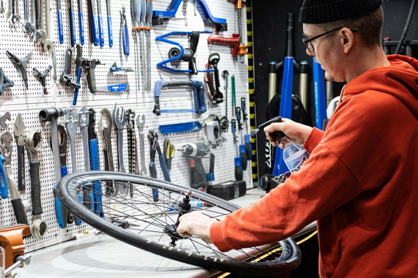 Mekaniker der arbejder på et cykelhjul i Cykelmovs værksted